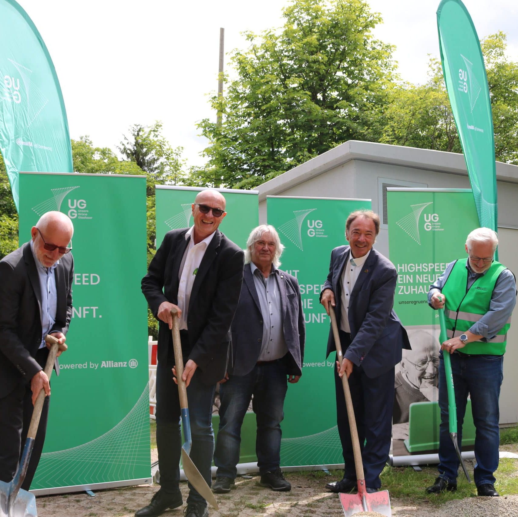 Grundsteinlegung für den Ausbau von Glasfaserinternet durch Unsere Grüne Glasfaser mit engagierten Partnern und Unterstützern.