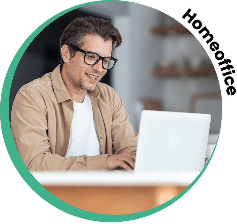 Mann im Homeoffice arbeitet am Laptop und nutzt schnelle Internetverbindung von Unsere Grüne Glasfaser für effizientes Arbeiten.