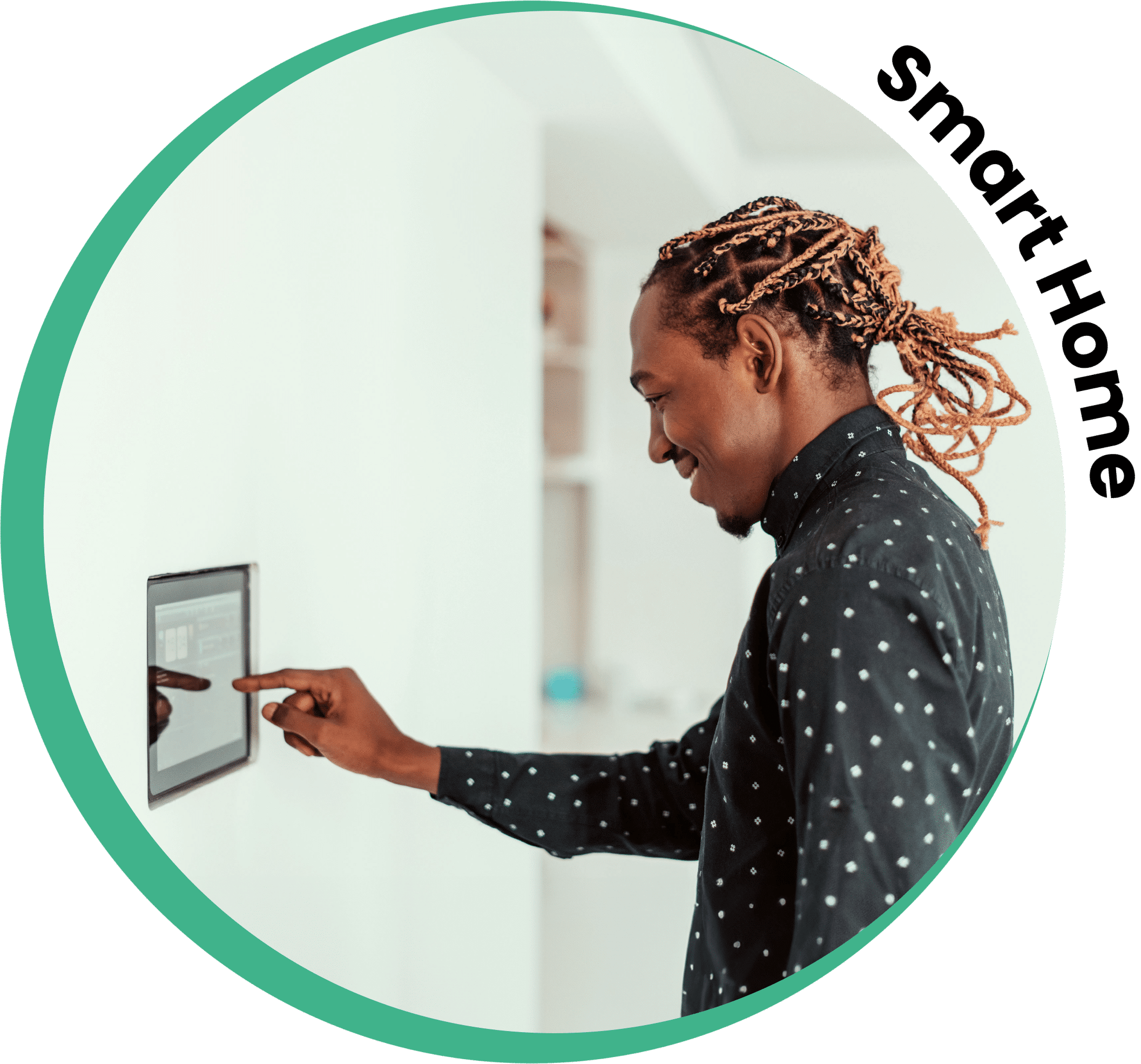Mann steuert Smart Home-Technologie über Tablet, symbolisiert moderne Vernetzung und digitale Lösungen von Unsere Grüne Glasfaser.