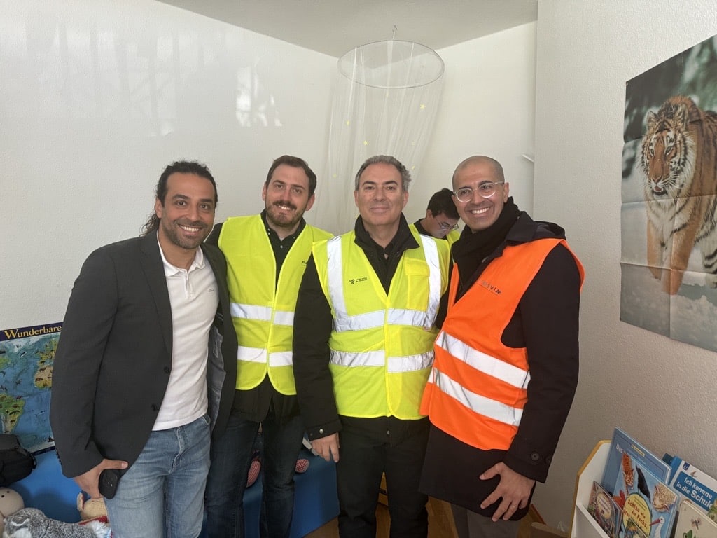 Mitarbeiter von Unsere Grüne Glasfaser bei einem Projektbesuch, um den Ausbau der Glasfaserinfrastruktur zu fördern.